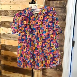 Cherokee bright colored ✨️ scrub top sz small.